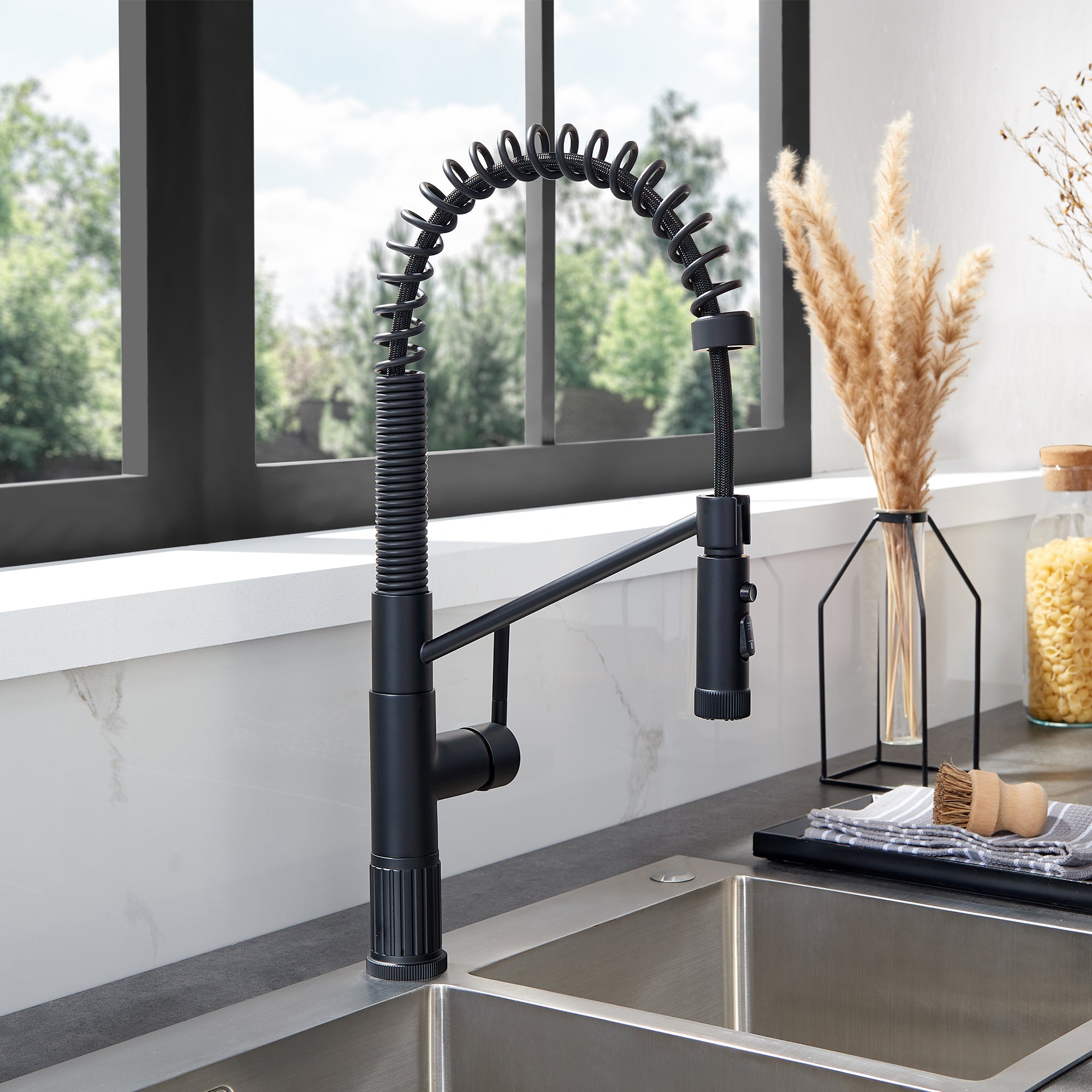 Nette Single-Handle Kitchen Faucet with Pull Down Sprayer