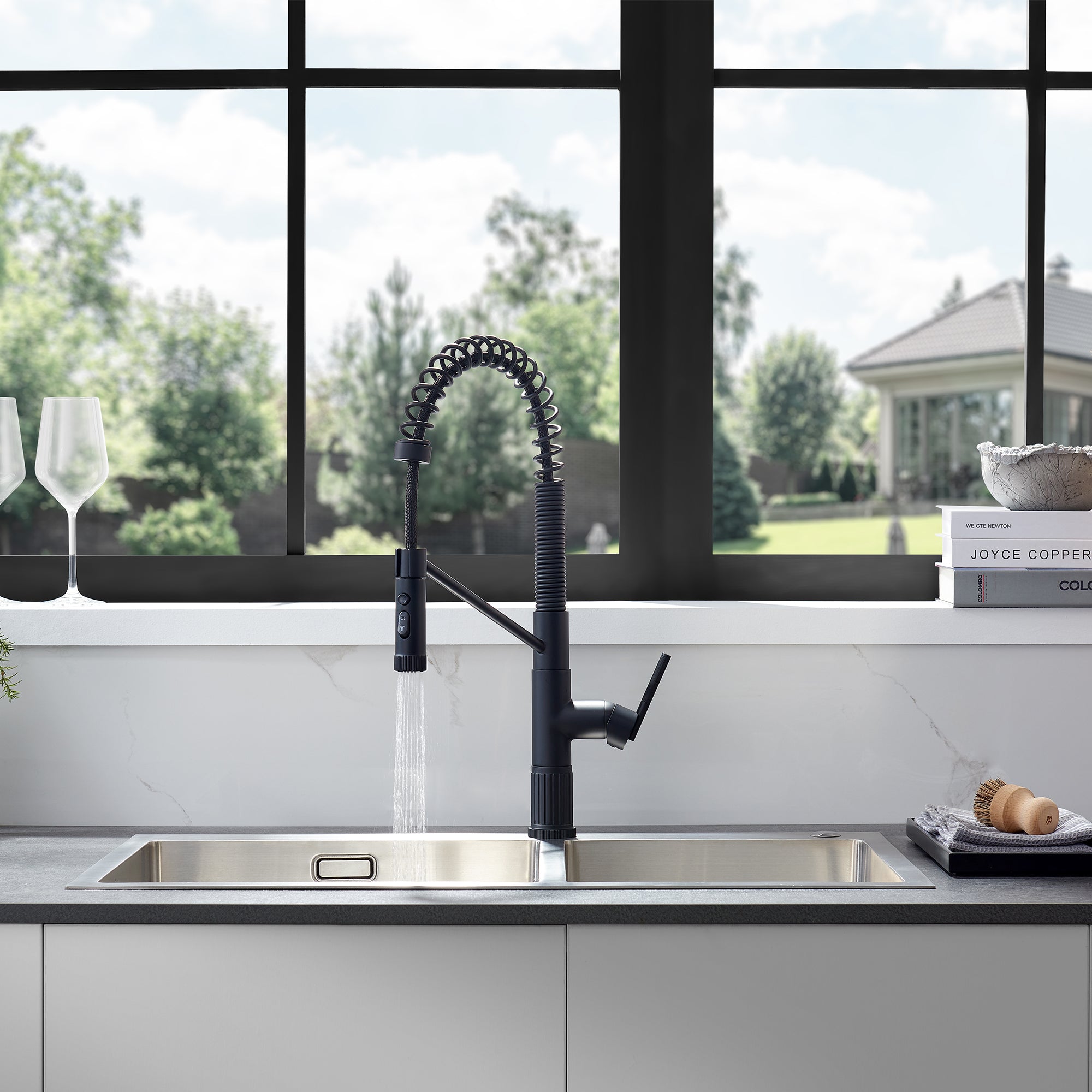 Nette Single-Handle Kitchen Faucet with Pull Down Sprayer